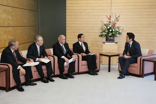 安倍总理在总理大臣官邸接受了西川一诚福井县知事等的要求。