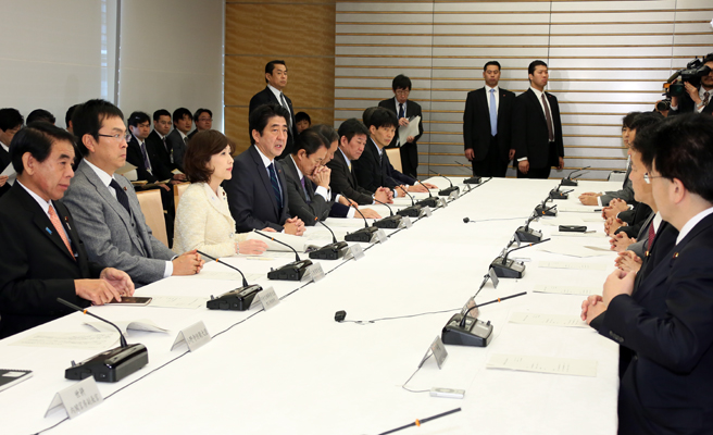 安倍总理在总理大臣官邸召开了第一次行政改革推进本部会议。