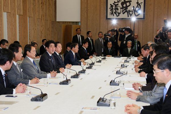 安倍总理在总理大臣官邸出席了政府执政党联络会议。