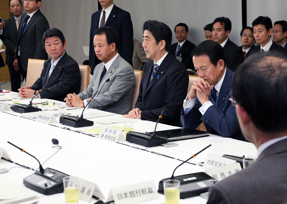 安倍总理在总理大臣官邸召开了第四次经济财政咨询会议。