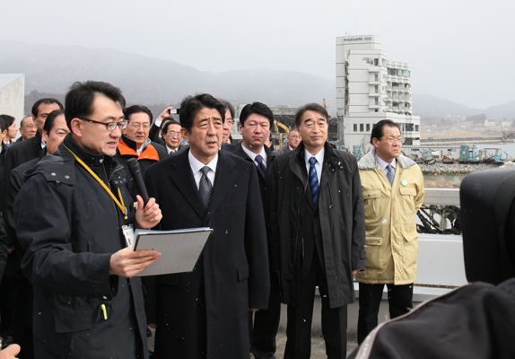 为了掌握东日本大地震灾害的复兴情况,安倍总理访问了岩手县和宫城县。