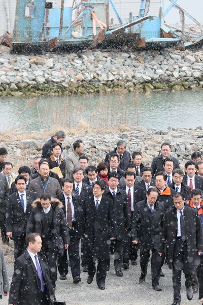 为了掌握东日本大地震灾害的复兴情况,安倍总理访问了岩手县和宫城县。
