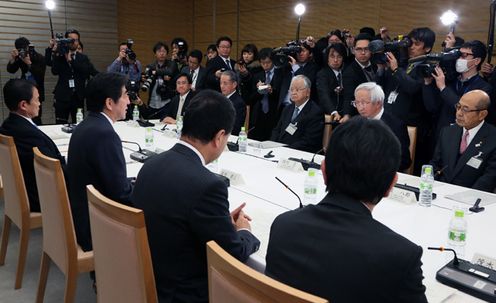 安倍总理在总理大臣官邸召开了为摆脱通缩与经济界的意见交换会。