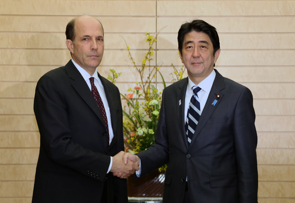 安倍总理在总理大臣官邸接受了美国驻日本大使约翰・鲁斯的访问。