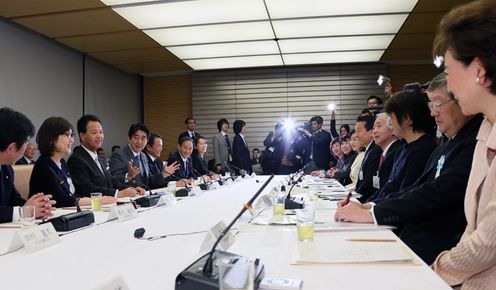 安倍总理在总理大臣官邸出席了第一次推进发挥年轻人和妇女作用论坛。