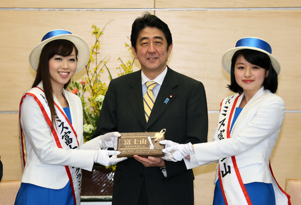 安倍总理在总理大臣官邸接受了富士宫市市长须藤秀忠等的拜会。