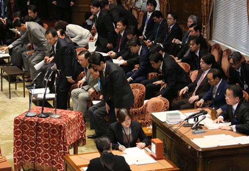 安倍总理出席了众议院预算委员会及众议院全体会议。