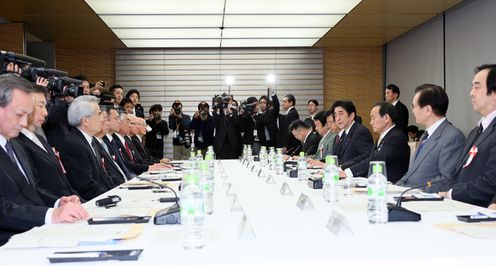 安倍总理在总理大臣官邸召开了有关设立国家安全保障会议的有识之士会议。