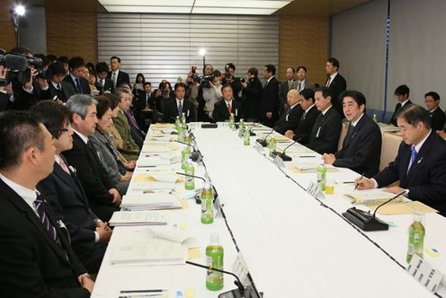 安倍总理在总理大臣官邸召开了第二次教育再生实行会议。