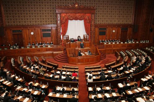 安倍总理出席了参议院全体会议。