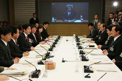 安倍总理在总理大臣官邸召开了第二次产业竞争力会议。