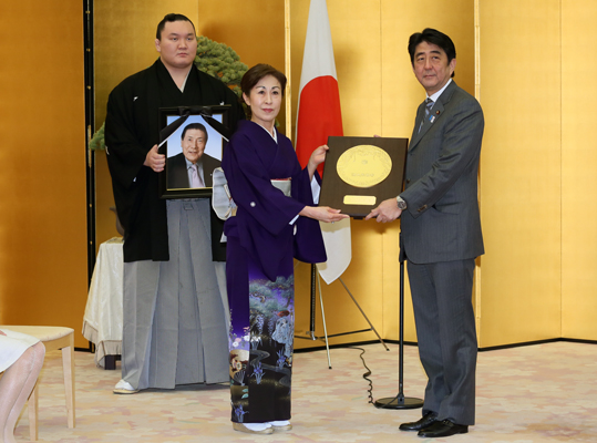 安倍总理在总理大臣官邸为已故纳谷幸喜(元横纲大鹏)举行了国民荣誉奖表彰仪式,并授予了奖状、奖牌及纪念品。