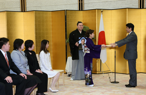 安倍总理在总理大臣官邸为已故纳谷幸喜（元横纲大鹏）举行了国民荣誉奖表彰仪式，并授予了奖状、奖牌及纪念品。