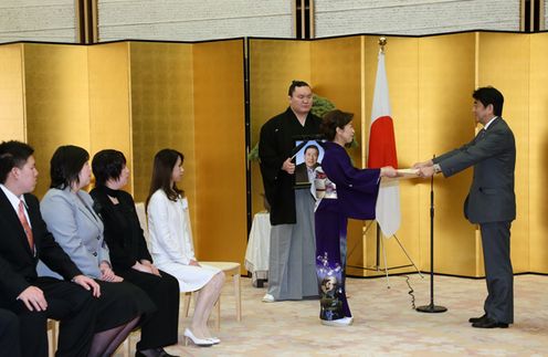 安倍总理在总理大臣官邸为已故纳谷幸喜（元横纲大鹏）举行了国民荣誉奖表彰仪式，并授予了奖状、奖牌及纪念品。