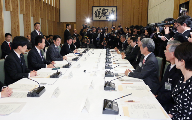 安倍总理在总理大臣官邸召开了第三次产业竞争力会议。