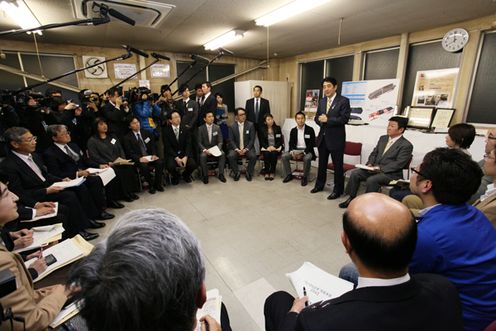 安倍总理出席了在东京都内召开的第一次“小企业”成长本部。