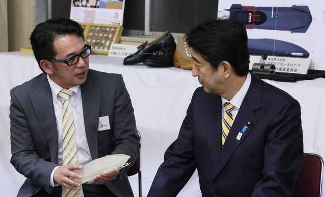 安倍总理出席了在东京都内召开的第一次“小企业”成长本部。