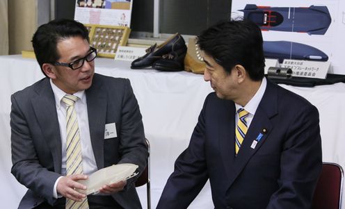 安倍总理出席了在东京都内召开的第一次“小企业”成长本部。