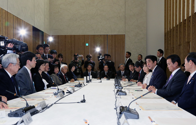 安倍总理在总理大臣官邸召开了第一次行政改革推进会议。