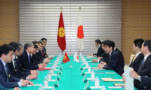 安倍总理在总理大臣官邸与吉尔吉斯共和国总统阿尔马兹别克・阿塔姆巴耶夫举行了会谈，就日本与吉尔吉斯的双边关系和国际性的问题交换了意见。