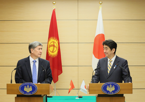 安倍总理在总理大臣官邸与吉尔吉斯共和国总统阿尔马兹别克・阿塔姆巴耶夫举行了会谈，就日本与吉尔吉斯的双边关系和国际性的问题交换了意见。