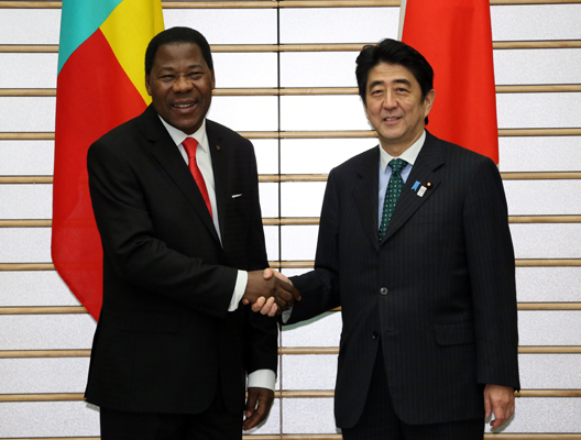 安倍总理在总理大臣官邸与贝宁共和国总统博尼•亚伊就第五次非洲开发会议（TICAD V）及双边关系、国际形势等交换了意见。
