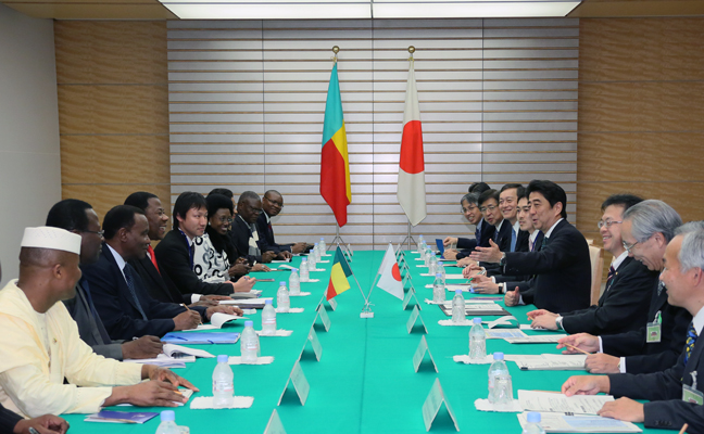 安倍总理在总理大臣官邸与贝宁共和国总统博尼•亚伊就第五次非洲开发会议（TICAD V）及双边关系、国际形势等交换了意见。