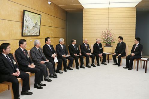 安倍总理在总理大臣官邸接见了JA全中（全国农业协同组合中央会）等JA集团。