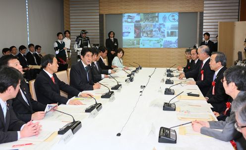 安倍总理在总理大臣官邸向综合科学技术会议新议员交付了任命书后召开了2013年第一次综合科学技术会议。