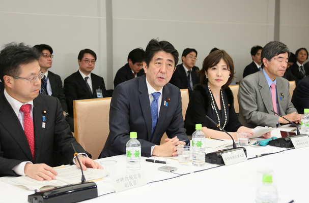 安倍总理在总理大臣官邸出席了第一次酷日本推进会议。