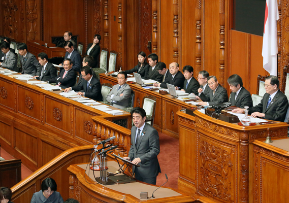 安倍总理上午出席了参议院全体会议，下午出席了众议院全体会议。