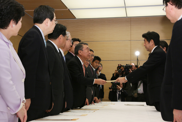安倍总理在总理大臣官邸接受了关于加速东日本大地震的灾后重建的要求。
