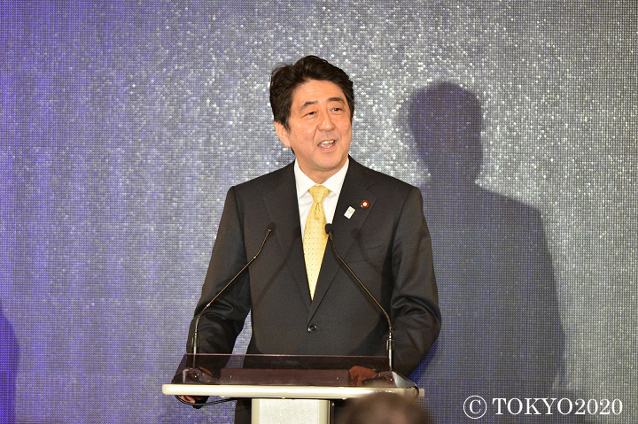 安倍总理在赤坂迎宾馆举行了正式欢迎・东京奥运会举办五十年纪念晚宴。