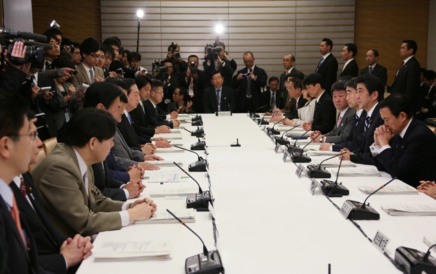 安倍总理在总理大臣官邸召开了第7次复兴推进会议及第29次原子能灾害对策本部联席会议。