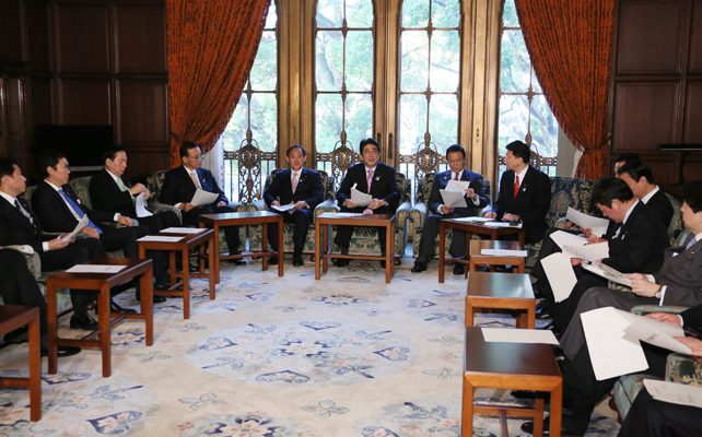 安倍总理在国会内召开了第一次地方分权改革推进本部会议。