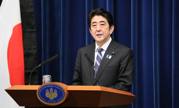 安倍总理在总理大臣官邸举行了东日本大地震发生两周年记者招待会。