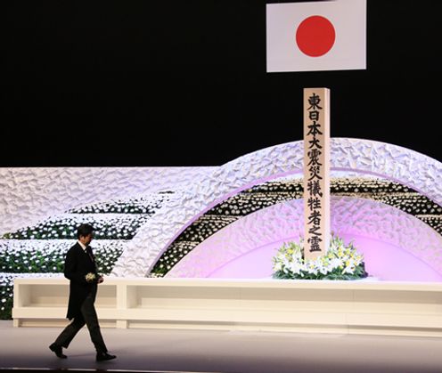 安倍总理出席了在东京都内举行的“东日本大地震两周年追悼仪式”。天皇和皇后两位陛下也莅临了仪式。