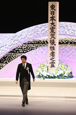 安倍总理出席了在东京都内举行的“东日本大地震两周年追悼仪式”。天皇和皇后两位陛下也莅临了仪式。
