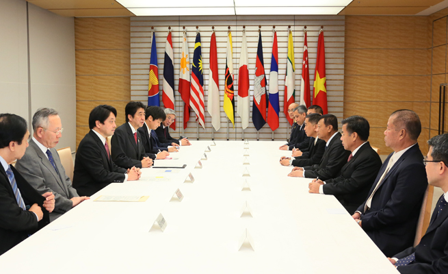 安倍总理在总理大臣官邸接受了日本・东盟国防副部长级会议与会官员的拜会。