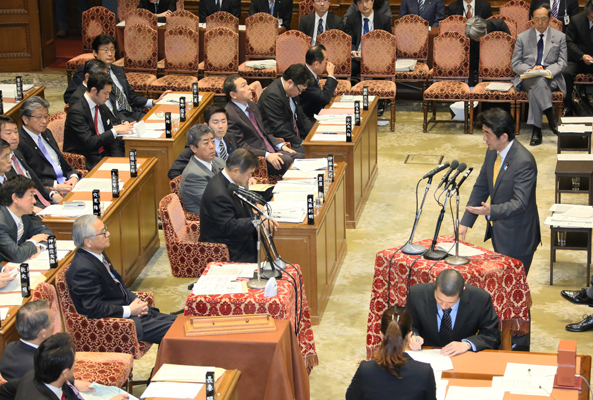 安倍总理出席了众议院预算委员会。