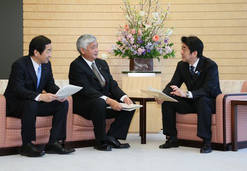 安倍总理在总理大臣官邸接受了执政党的关于确保在外日本人安全PT（专题小组）起草的报告。