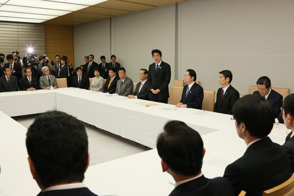安倍总理在总理大臣官邸接受了党关于TPP的要求。