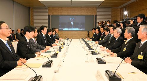 安倍总理在总理大臣官邸召开了第四次产业竞争力会议。