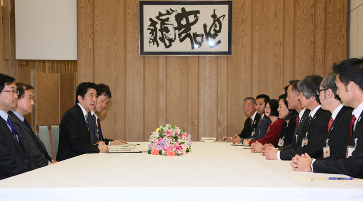 安倍总理在总理大臣官邸接受了活跃在美国各领域的美籍日本人11名代表的拜会。