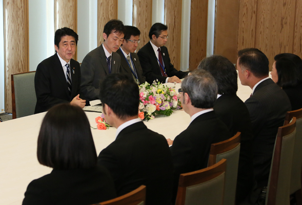 安倍总理在总理大臣官邸接受了活跃在美国各领域的美籍日本人11名代表的拜会。