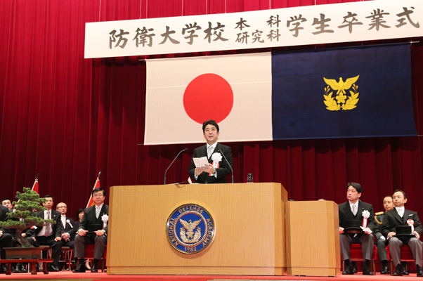 安倍总理出席了位于神奈川县横须贺市的防卫大学校的毕业典礼，作为自卫队最高指挥官对毕业生作了训示。