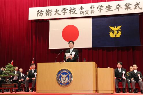 安倍总理出席了位于神奈川县横须贺市的防卫大学校的毕业典礼，作为自卫队最高指挥官对毕业生作了训示。