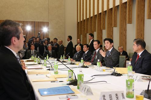 安倍总理在总理大臣官邸召开了第四次教育再生实行会议。