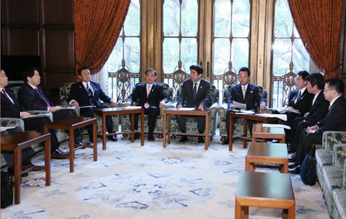 安倍总理在国会内出席了第一次有关TPP的主要阁僚会议。