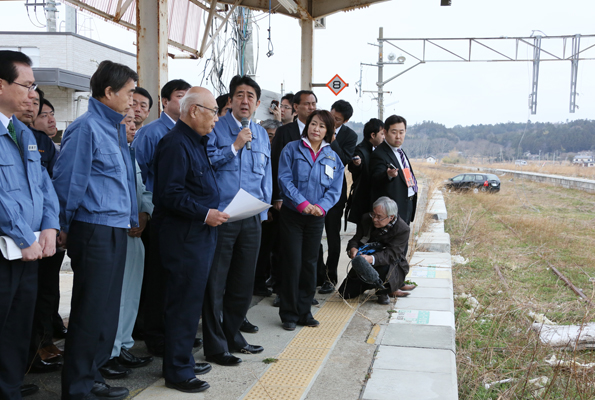 安倍总理为了把握东日本大地震的复兴情况访问了福岛县。